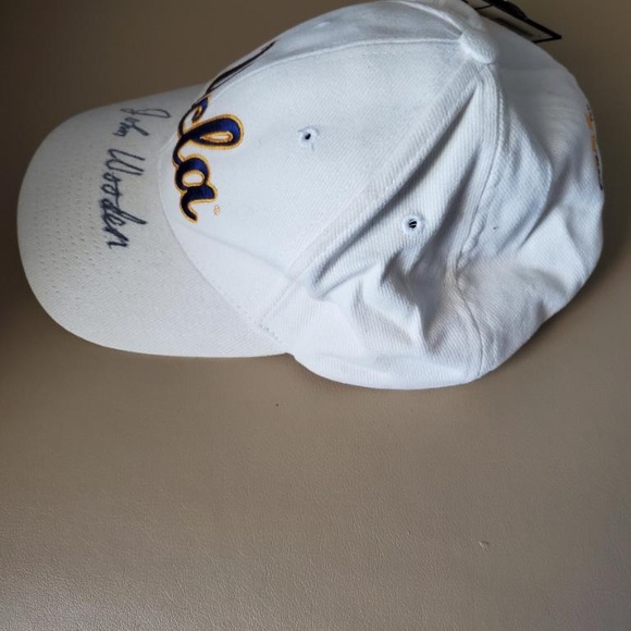 Signed by John Wooden (Wizard of Westwood) - Picture 3 of 5